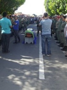 Homenagens pestadas na frente do quartel para o policial morto em Floriano.(Imagem:Piauí Notícias)