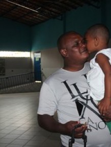 Elisan Araújo é pai de uma das crianças e diz gostar do trabalho de Irmã Graça.(Imagem:Patrícia Andrade/G1)
