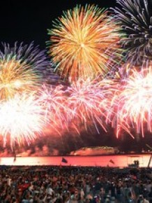 Queima de fogos ilumina a praia de Copacabana com a chegada de 2015. (Imagem:Alexandre Durão/G1)