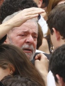 O ex-presidente Luiz Inácio Lula da Silva abraça um dos filhos de Eduardo Campos durante velório.(Imagem:Ricardo Moraes/Reuters)
