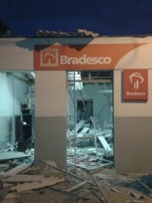 Bando utilizou novamente dinamites para explodir caixa eletrônico em São Félix.(Imagem:Ellyo Teixeira)