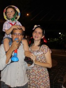 Casal levou os filhos para vê desfile de quadrilhas e bumba meu boi.(Imagem:Gilcilene Araújo /G1)