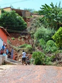 Casas próximo a encosta ameaçam desabar.(Imagem:Jaqueline Figueredo / Portal Grande)