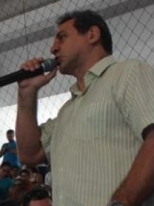 Danys Queiroz, presidente da Federação Piauiense, comanda treinos durante carnaval.(Imagem:Emanuele Madeira/GLOBOESPORTE.COM)