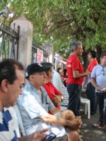 Bancários se reuniram em frente das agências para orientar população da greve.(Imagem:Catarina Costa/G1)