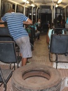 Pneu  no corredor do ônibus e muita poeira.(Imagem:Gilcilene Araújo/G1)