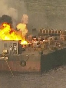 Balsa pegando fogo no Rio de Janeiro.(Imagem:Reprodução/TV Globo)