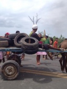 Moradores chegaram a levar pneus em carroça para queimar na pista.(Imagem: Juliana Barros/G1)
