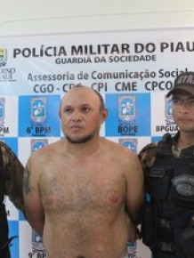 Clewilson Vieira recebeu voz de prisão dentro de uma residência.(Imagem:Daniel Cunha/G1)