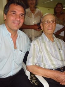 Prefeito Gilberto Júnior ao lado do Frade Franciscano Frei Vicente.(Imagem:Secom)