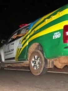 Sem roupas, v&iacute;timas foram levadas em viatura da Pol&iacute;cia Militar.(Imagem:J&uacute;nior Catita/Portal do Catita)