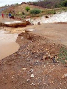 Volume de riacho deixou estrada interditada no município.(Imagem:Elias Neto/Arquivo Pessoal)