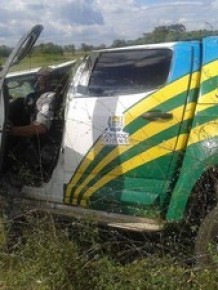 Carro da polícia ficou parcialmente destruído.(Imagem:Domingos José/CampoMaiorEmFoco)