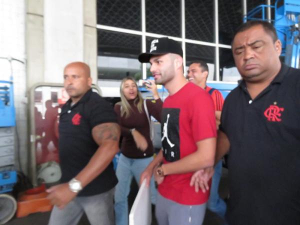 Thiago Maia chegou ao Rio de Janeiro na manhã deste domingo(Imagem:Felipe Schmidt/GloboEsporte.com)