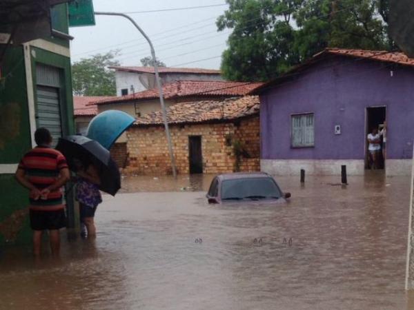 Após noite de forte chuva, Floriano amanhece com pontos de alagamento.(Imagem:Internauta)