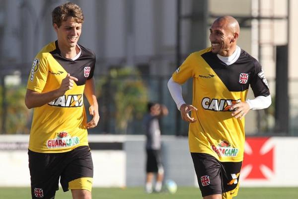 Maxi Rodriguez corre ao ladod e Guiñazu em São Januário: uruguaio está feliz no Vasco.(Imagem:Marcelo Sadio / Vasco)