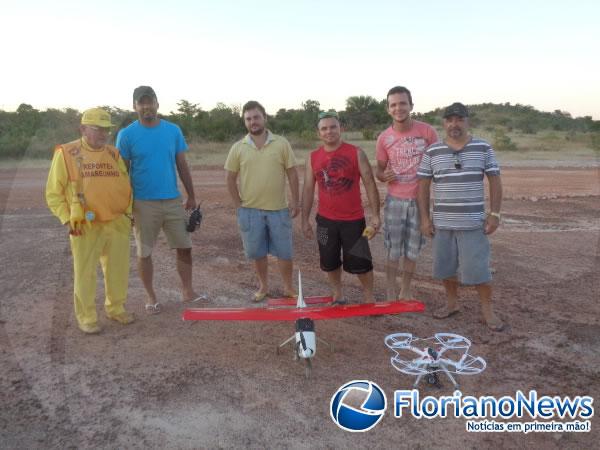 Amigos se divertem com aeromodelismo em Floriano.(Imagem:FlorianoNews)