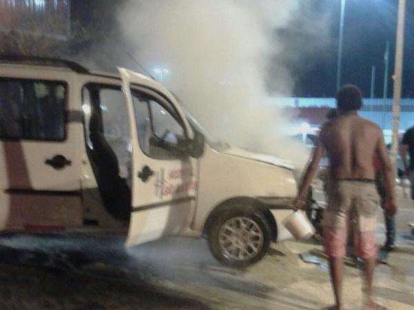 Carro de hospital pega fogo na Zona Sul de Teresina.(Imagem:Denerval Filho/Arquivo Pessoal)
