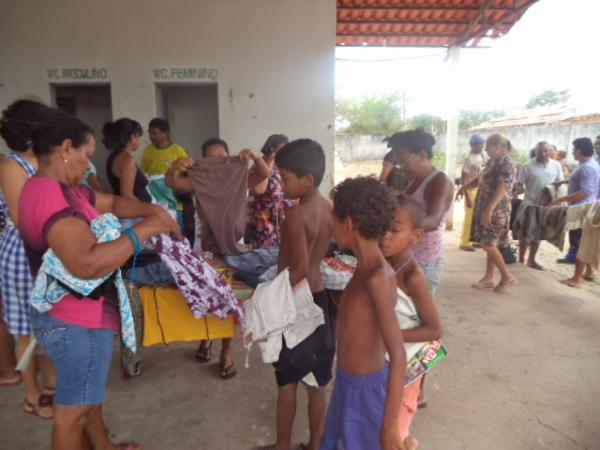 Grupo de voluntárias realiza distribuição de roupas para famílias carentes.(Imagem:FlorianoNews)