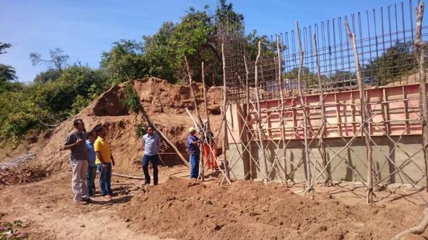 Joel Rodrigues visita obras de construção da ponte sobre o Riacho do Pico em Floriano(Imagem:ASCOM)