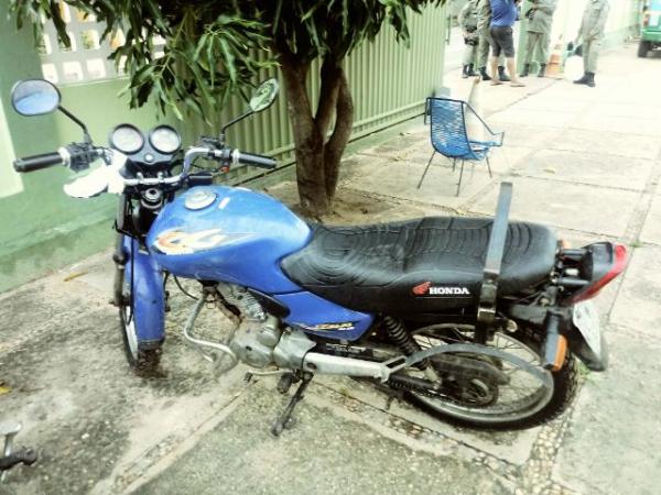 Motocicleta roubada é recuperada em estrada vicinal de Floriano.(Imagem:FlorianoNews)