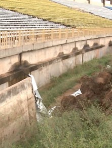 Fosso do estádio Albertão(Imagem:TV Clube)