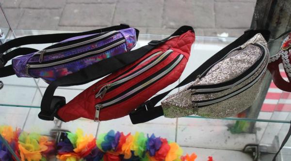 Pochetes coloridas e com bastante brilho estão em alta neste carnaval.(Imagem: Rafaela Leal)