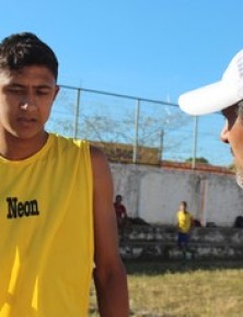 Lucas Bacelar, ao lado do pai: missão de fazer mais do que o 'Pelé do Nordeste'.(Imagem:Renan Morais/GLOBOESPORTE.COM)