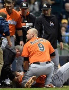 Giancarlo Stanton recebe atendimento após levar bolada.(Imagem:Reuters)