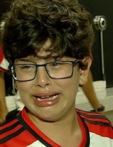 Menino chora por não conseguir assistir partida do Flamengo.(Imagem:Reprodução/Inter TV Cabugi)