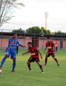 Niel sente incômodo e deixa campo antes do fim do primeiro tempo.(Imagem:Renan Morais)