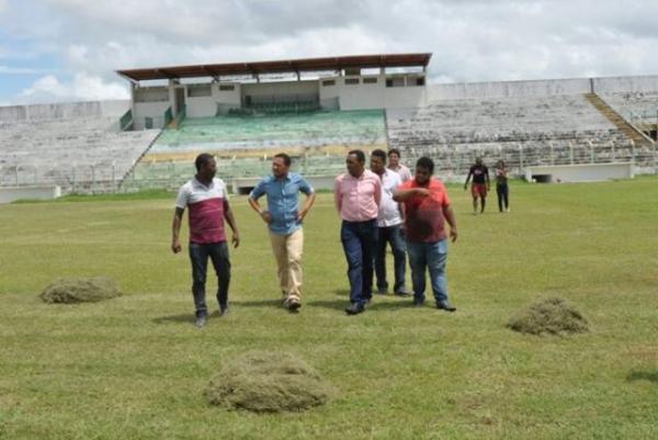 Prefeito visita Estádio Tiberão para acompanhar o trabalho de recuperação do gramado.(Imagem:SECOM)