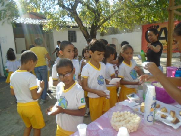 Escola Mega oferece café da manhã em homenagem ao Dia dos Pais.(Imagem:FlorianoNews)