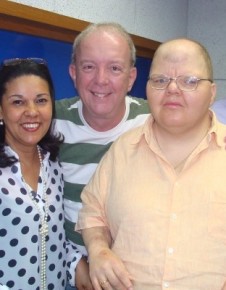 Rafael Soares, ao lado do radialista Roberto Canázio.(Imagem:Rádio Globo/ Divulgação)