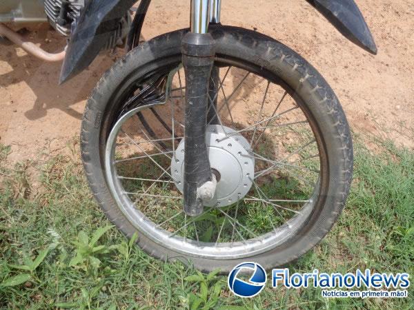 Polícia Militar encontra moto abandonada no meio do mato em Floriano.(Imagem:FlorianoNews)