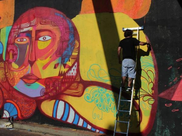 Grafiteiros enfrentaram maratona de mais de 15 horas para colorir viaduto.(Imagem:Patrícia Andrade/G1)