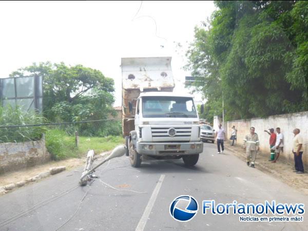 Caminhão com caçamba levantada derruba poste e deixa parte do Centro sem energia.(Imagem:FlorianoNews)