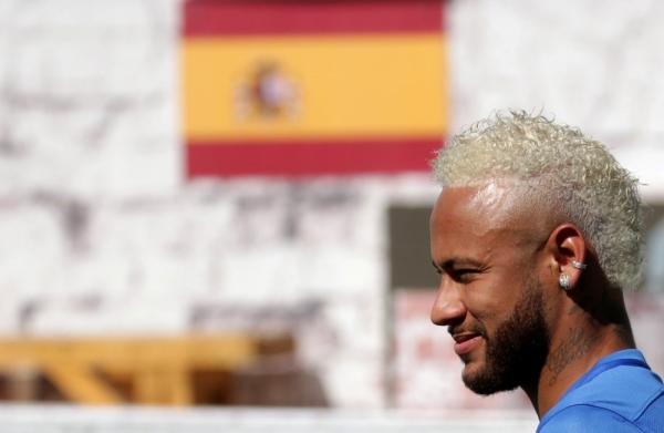 Neymar em São Paulo com bandeira da Espanha ao fundo.(Imagem:Rahel Patrasso / Reuters)