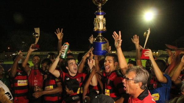 Flamengo-PI comemora quarto título da Copa Piauí.(Imagem:Renan Morais/GLOBOESPORTE.COM)