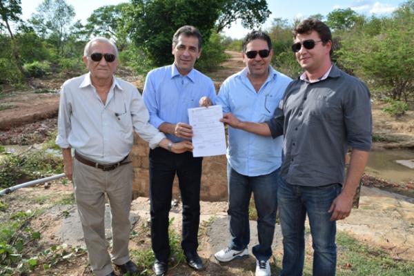 Prefeito entrega ordem de serviço para construção de pontes em Floriano.(Imagem:Waldemir Miranda)