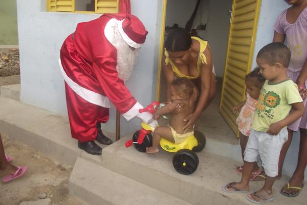Papai Noel dos Correios iniciou entrega de presentes.(Imagem:FlorianoNews)