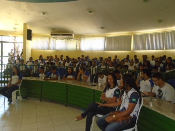 Estudantes e bolsistas do Pibid desenvolvem projeto de doação de sangue em Floriano.(Imagem:FlorianoNews)