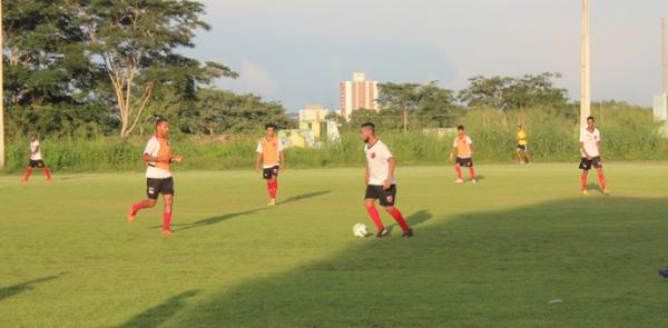 Mimi (com a bola), chega para dividir criação ao lado de Jarbas na Raposa. (Imagem:Abdias Bideh/GloboEsporte.com)