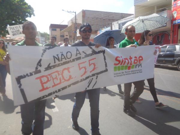 Manifestantes contrários à PEC 241 fazem ato em Floriano.(Imagem:FlorianoNews)