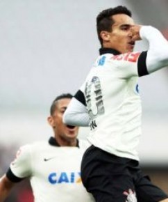 Meio-campista passou pelo São Paulo, está no Corinthians e é pretendido pelo Flamengo.(Imagem:Marcos Ribolli)