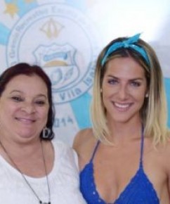 Giovanna Ewbank quando visitou o barracão da Vila Isabel e foi recebida por Elizabeth Aquino, presidente da escola.(Imagem:Diego Mendes/ Divulgação)