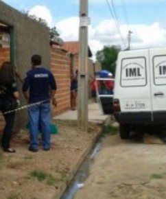 Perícia criminal da Delegacia de Homicídios esteve no local.(Imagem:Gilcilene Araújo/G1)