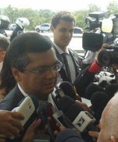 Flávio Dino fala com a imprensa na chegada ao Palácio dos Leões.(Imagem:Raquel Soares / G1)