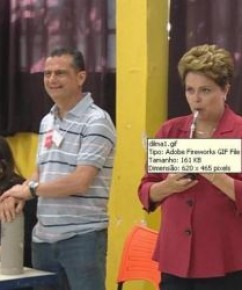 Dilma Rousseff tomou chimarrão da cuia de mesário antes de votar em zona eleitoral de Porto Alegre.(Imagem:Reprodução/RBS TV)