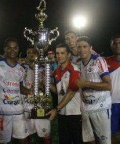 Jogadores do Enxuga Rato comemoram a conquista do primeiro turno.(Imagem:Marco Freitas)